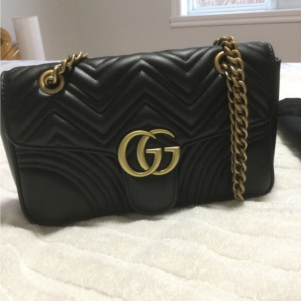 Gucci black leather bag. Size small